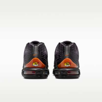 Nike Air Max Plus VII Schuh (Herren) – Schwarz/Medium Ash/Bright Crimson/Dark Copper