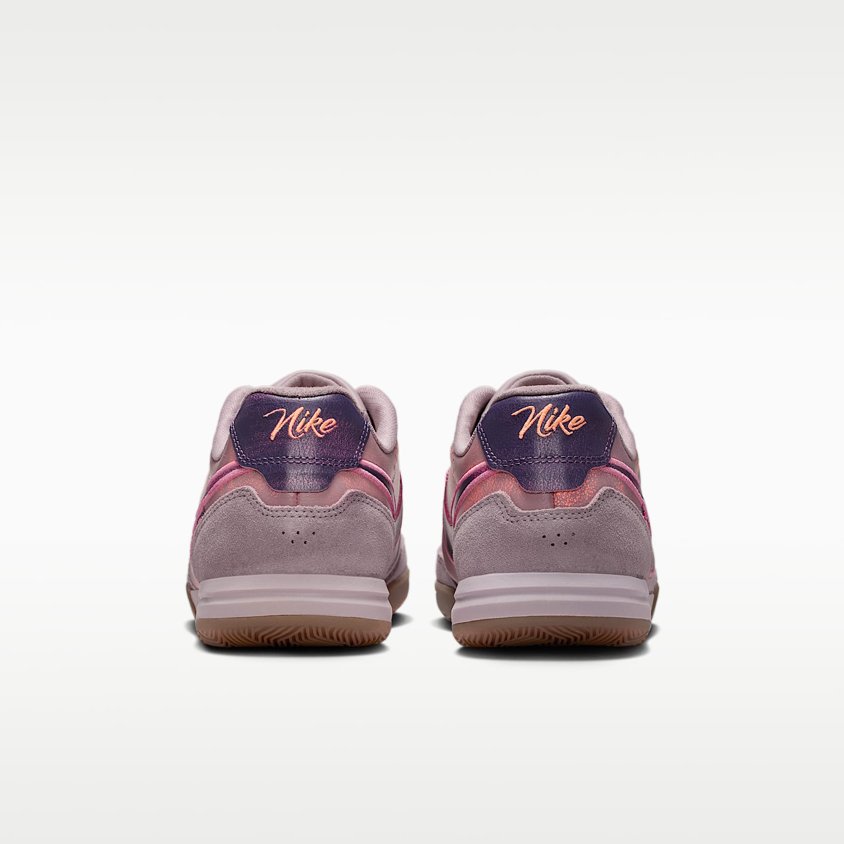 Nike Tiempo Streetgato PRM Low-Top-Fußballschuh für Hallen- und Hartplätze – Light Violet Ore/Gum Dark Brown/Peony