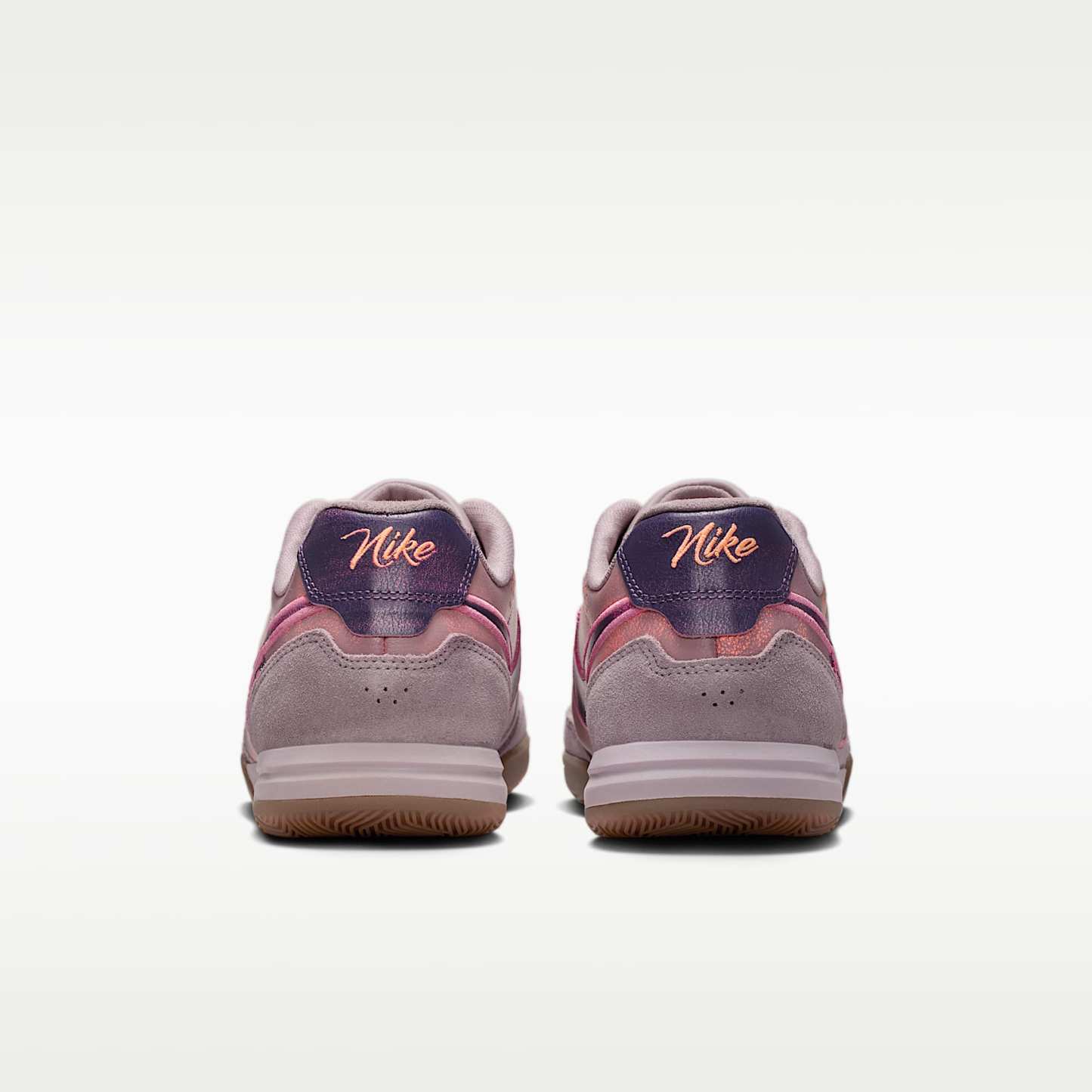 Nike Tiempo Streetgato PRM Low-Top-Fußballschuh für Hallen- und Hartplätze – Light Violet Ore/Gum Dark Brown/Peony