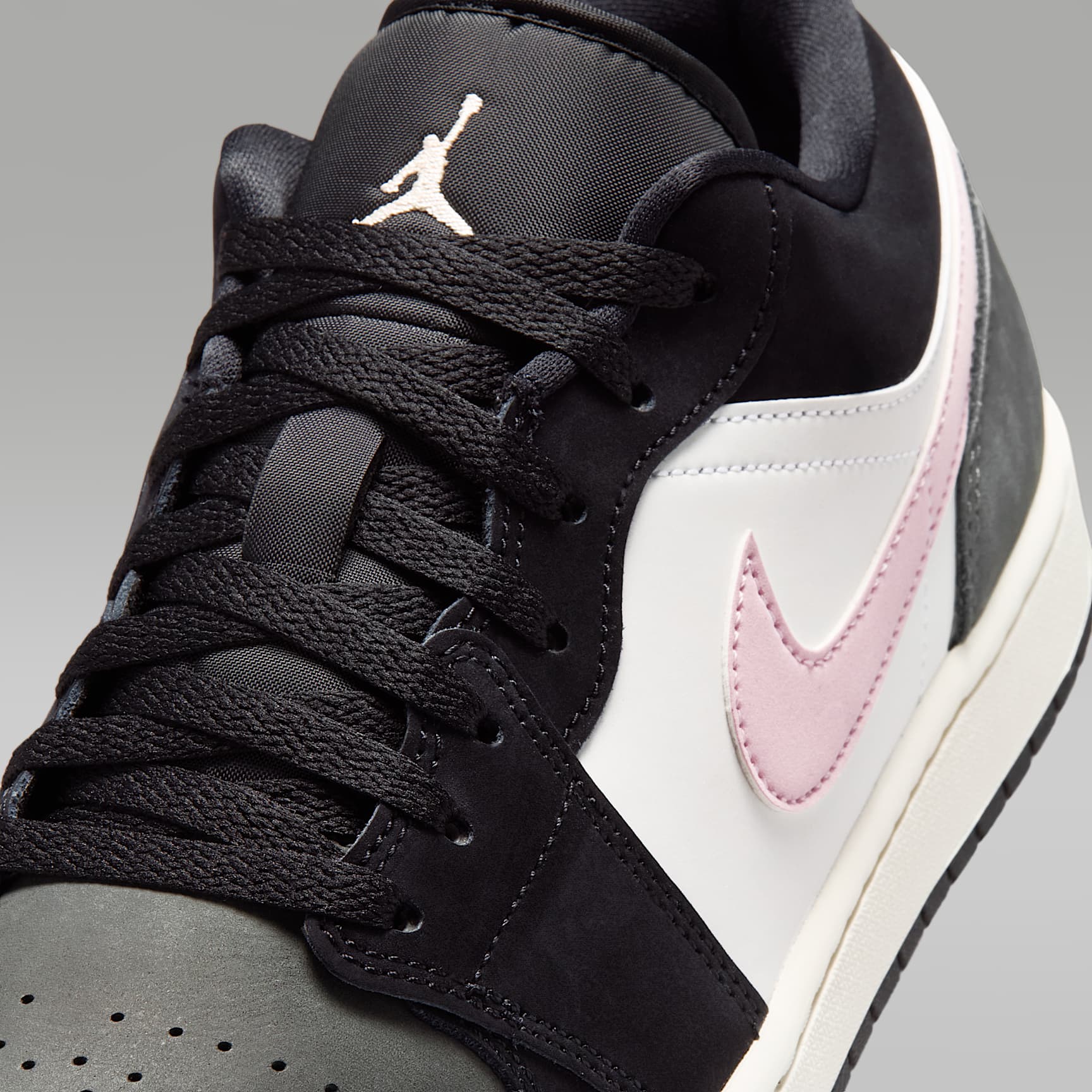 Air Jordan 1 Low SE Herrenschuh – Schwarz/Iron Grey/Weiß/Iced Carmine