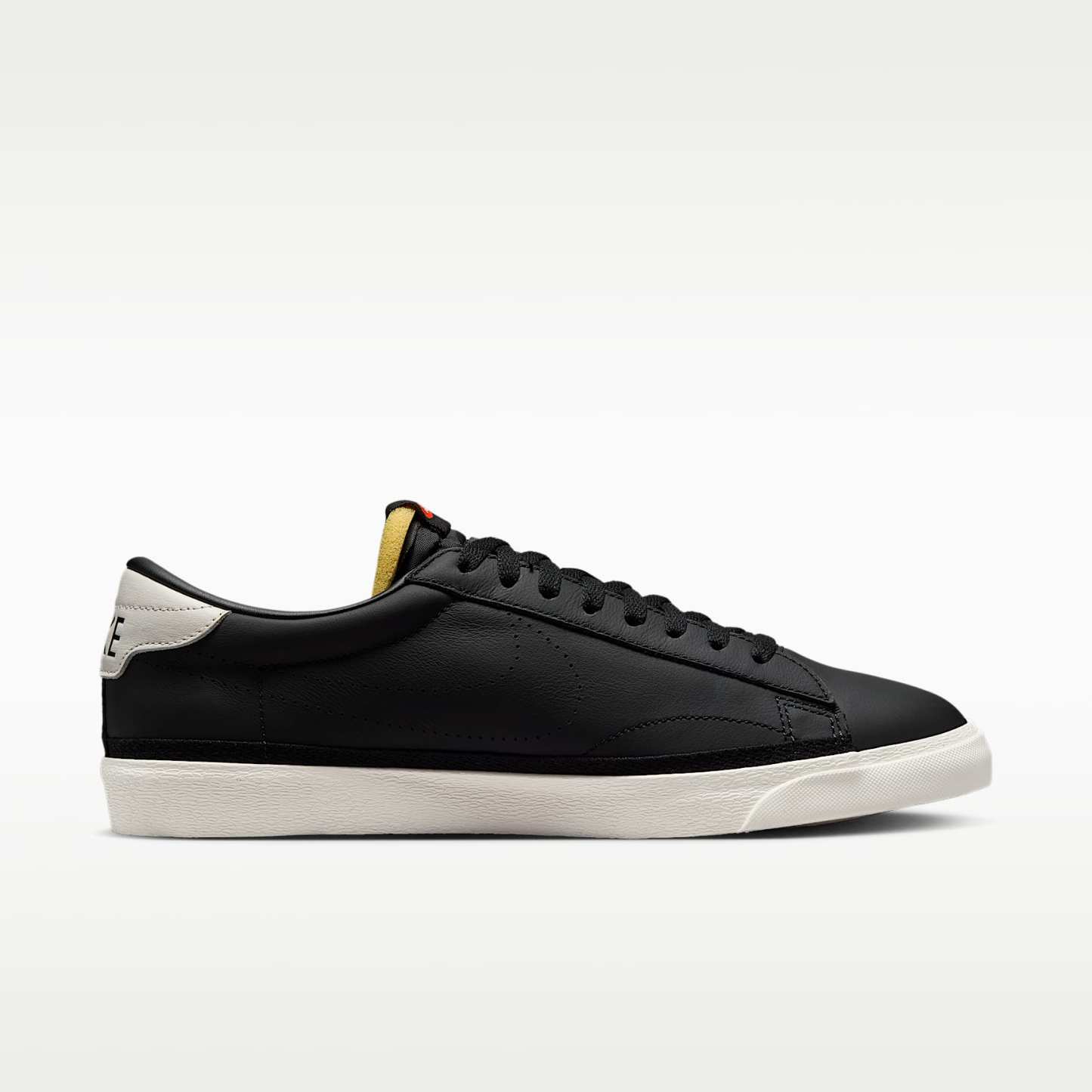 Nike Tennis Classic Schuh (Herren) – Schwarz/Sail/Team Orange/Schwarz