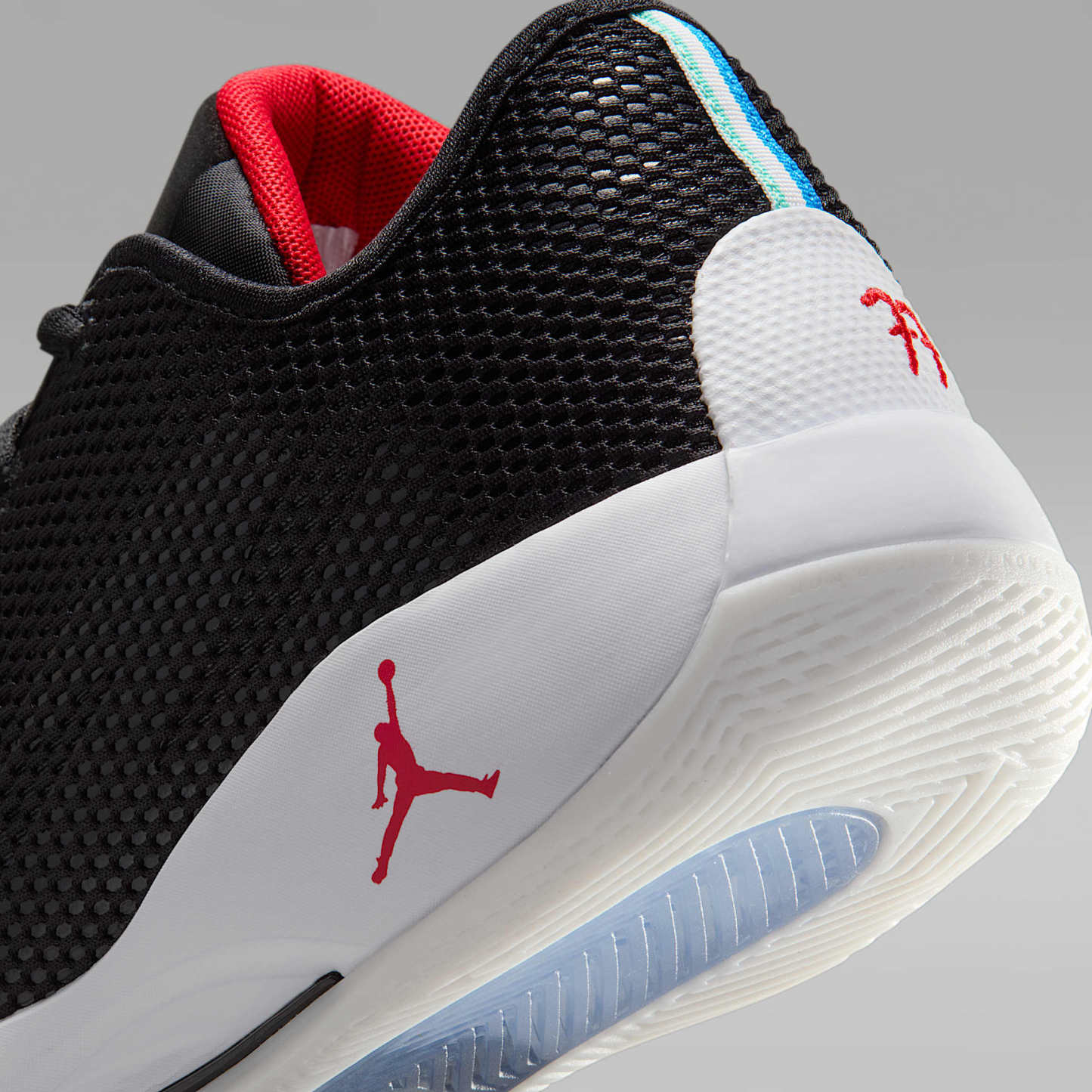 Luka 77 Basketballschuh – Schwarz/Weiß/University Red