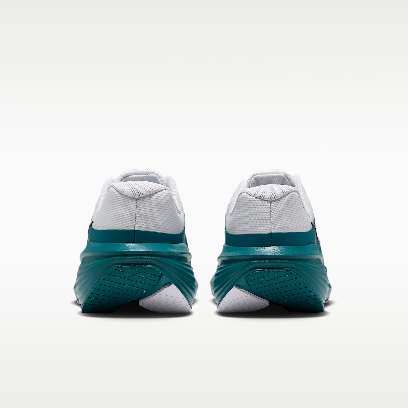 Nike Downshifter 14 Straßenlaufschuh (Herren) – Weiß/Bright Spruce/Schwarz/Metallic Silver