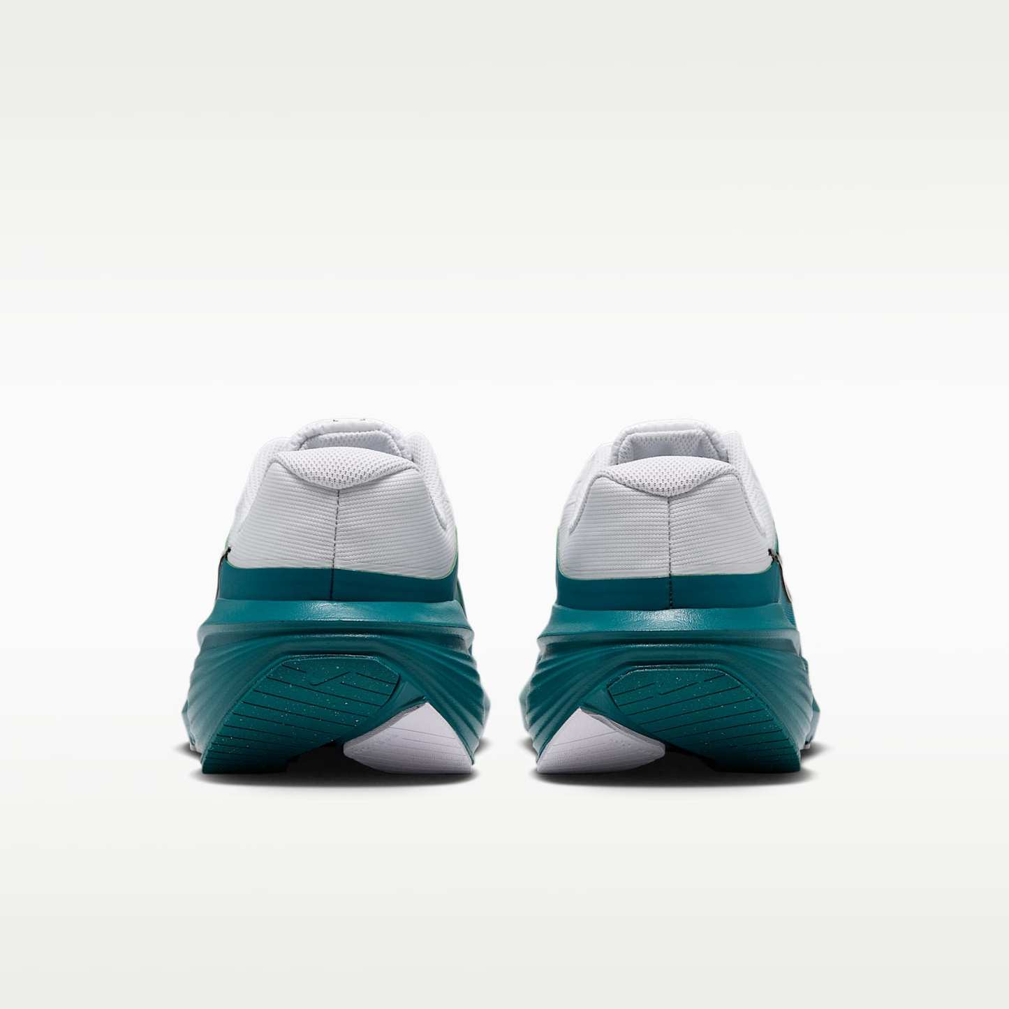 Nike Downshifter 14 Straßenlaufschuh (Herren) – Weiß/Bright Spruce/Schwarz/Metallic Silver