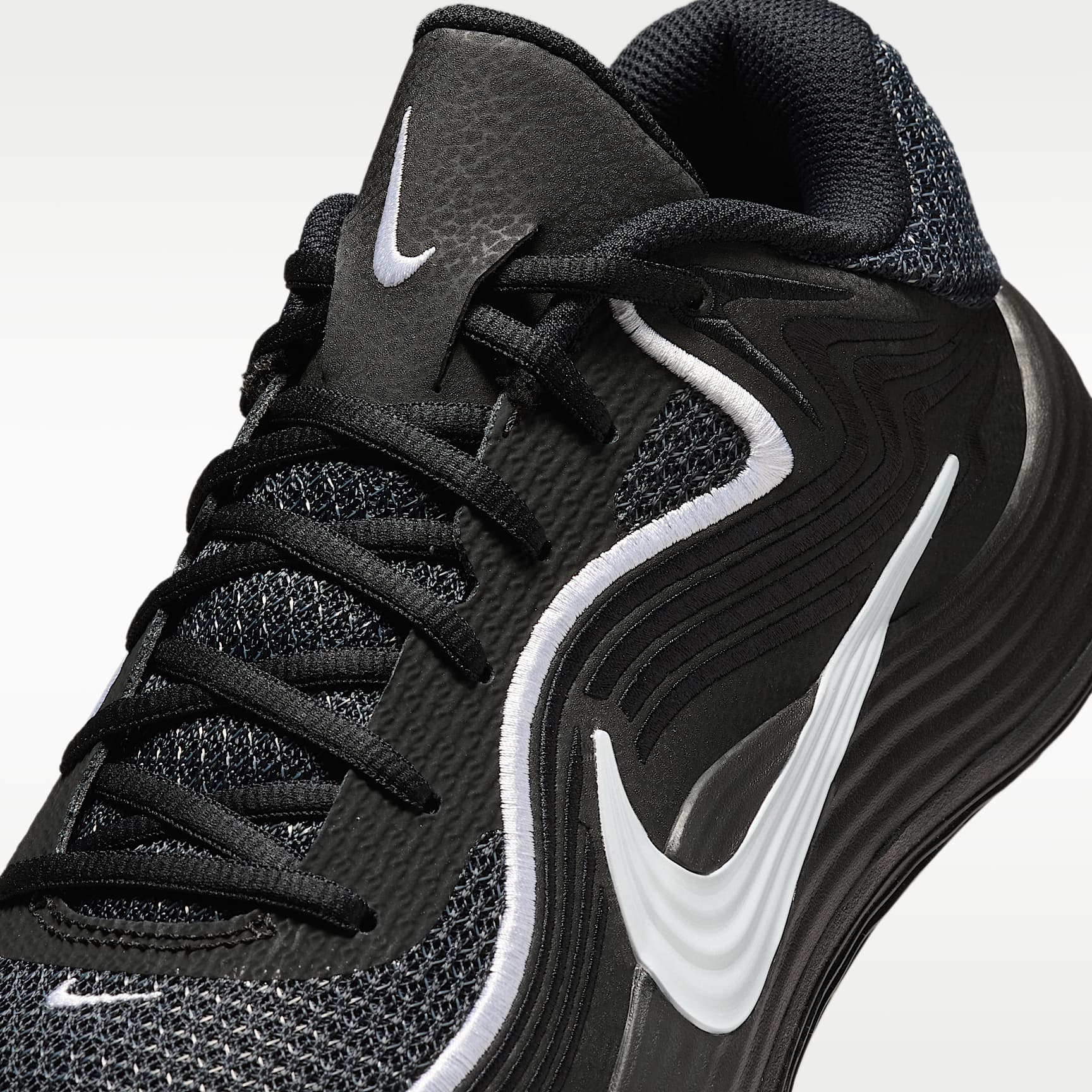 Nike Precision 8 Low Basketballschuh (Herren) – Schwarz/Weiß/Weiß