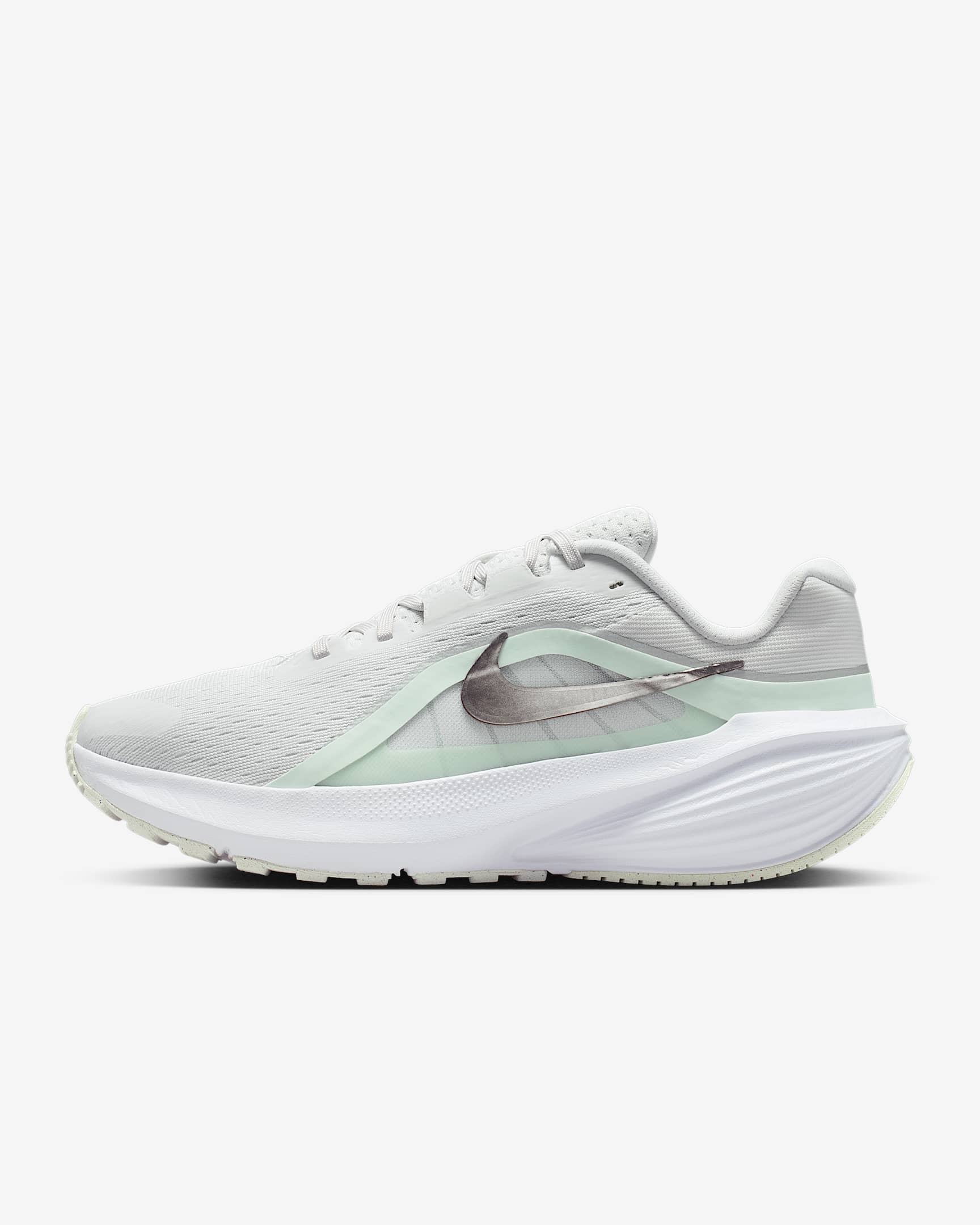 Nike Downshifter 14 Straßenlaufschuh (Damen) – Off White/Barely Green/Weiß/Metallic Silver