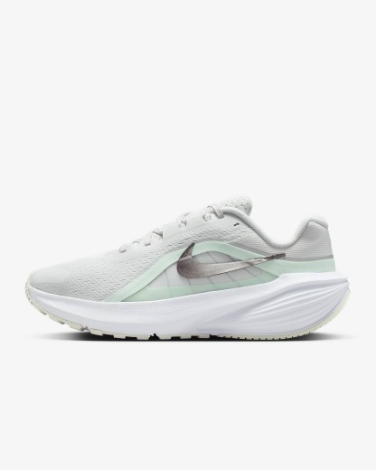 Nike Downshifter 14 Straßenlaufschuh (Damen) – Off White/Barely Green/Weiß/Metallic Silver