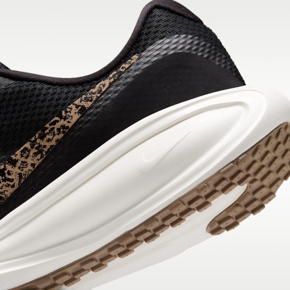 Nike Revolution 8 Straßenlaufschuh (Damen) – Schwarz/Fusion Red/Sail/Multi-Color