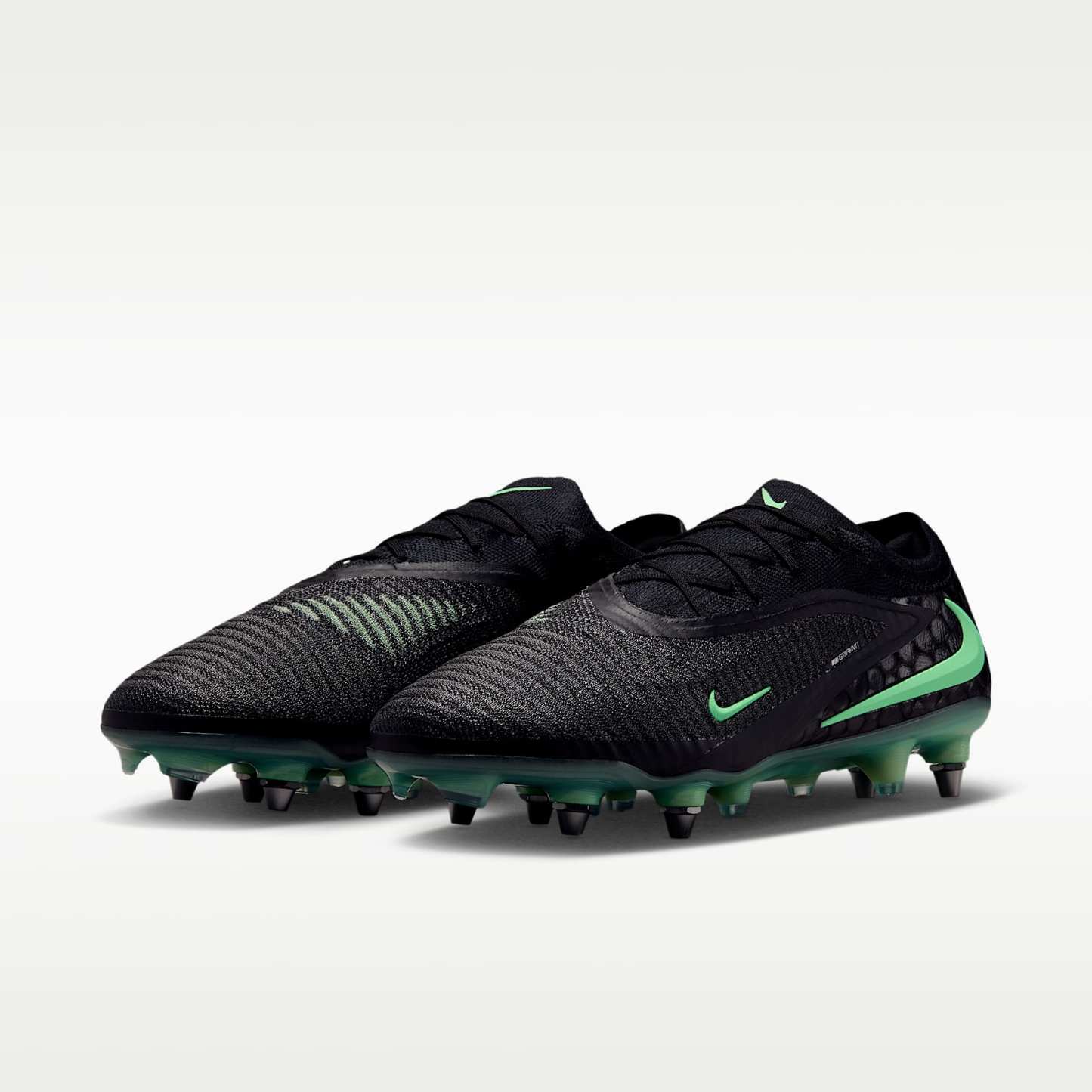 Nike Phantom 6 Low Elite Fußballschuh für weichen Rasen – Schwarz/Schwarz/Illusion Green