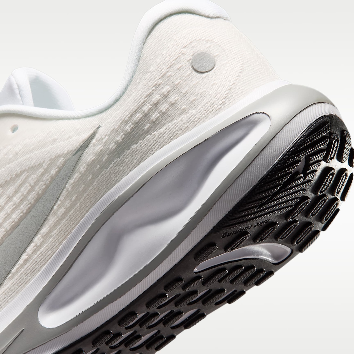 Nike Journey Run Straßenlaufschuh für Damen – Weiß/Sail/Schwarz/Metallic Silver