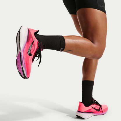 Nike Pegasus 42 Straßenlaufschuh (Damen) – Lava Glow/Flash Crimson/Light Magenta/Schwarz