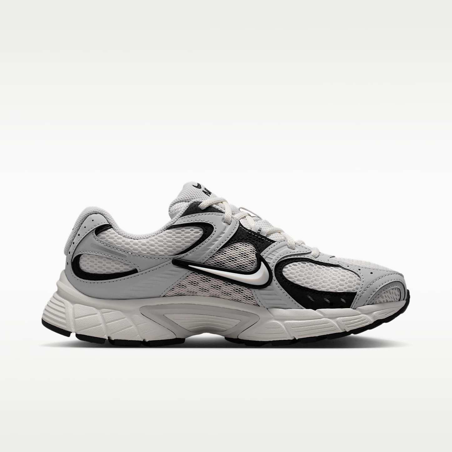 Nike V5 RNR Schuh (Damen) – Sail/Schwarz/Vast Grey/Sail