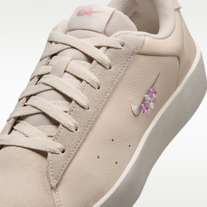 Nike Court Heritage SE "Stitched Floral" Schuh (Damen) – Light Orewood Brown/Phantom/Bleached Lilac/Cream II