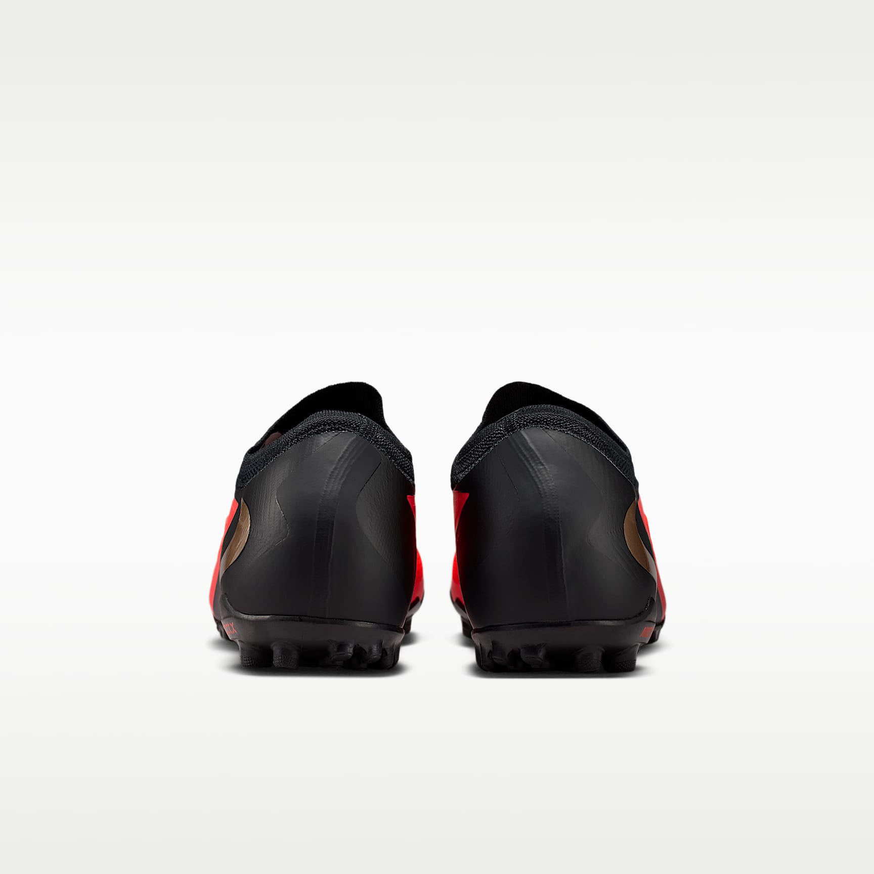 Nike Phantom 6 Low Pro Fußballschuh für Turf – Bright Crimson/Bright Crimson/Schwarz