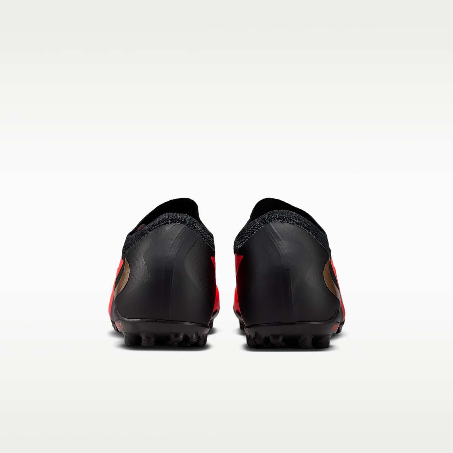 Nike Phantom 6 Low Pro Fußballschuh für Turf – Bright Crimson/Bright Crimson/Schwarz