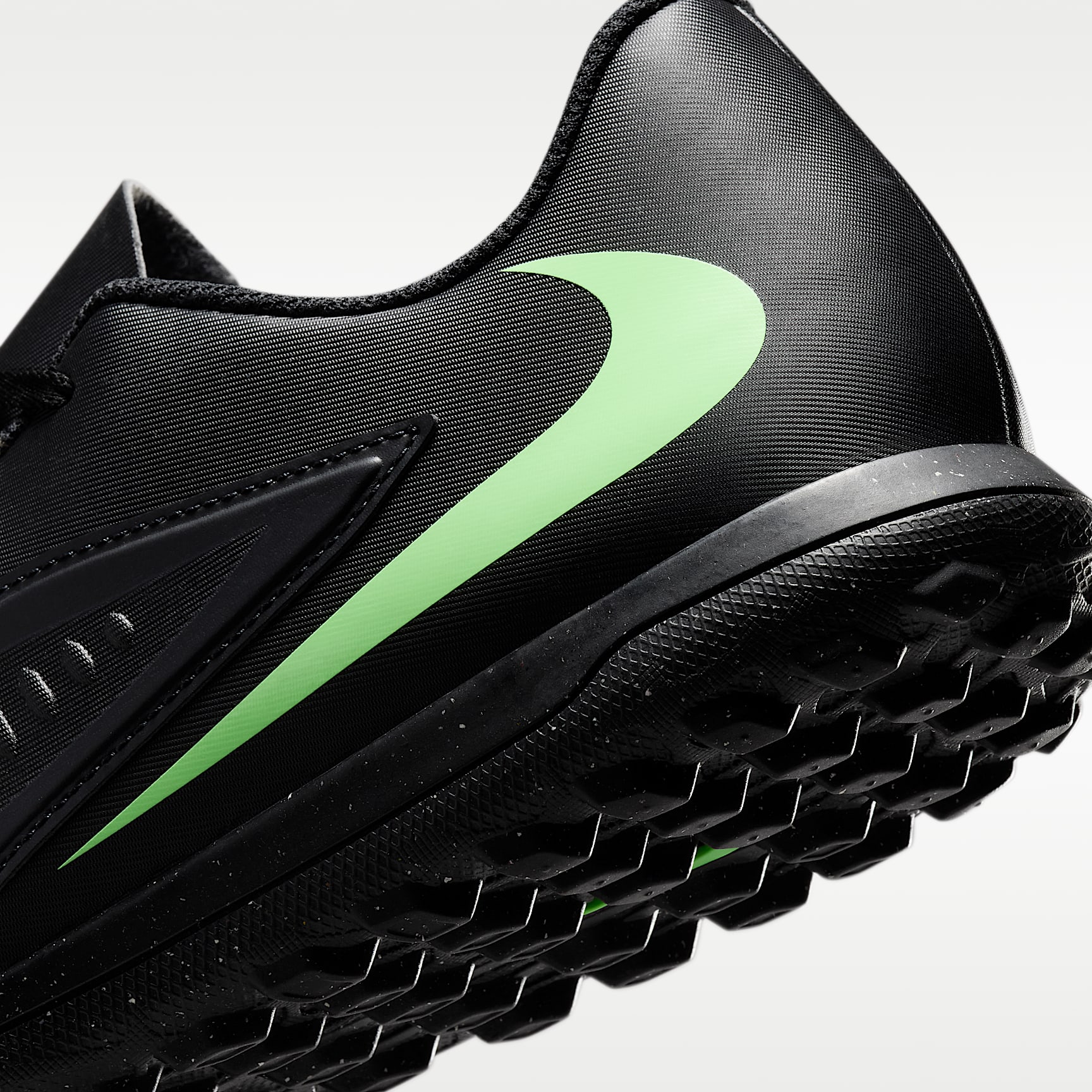 Nike Phantom 6 Low Club Fußballschuh für Turf – Schwarz/Schwarz/Illusion Green