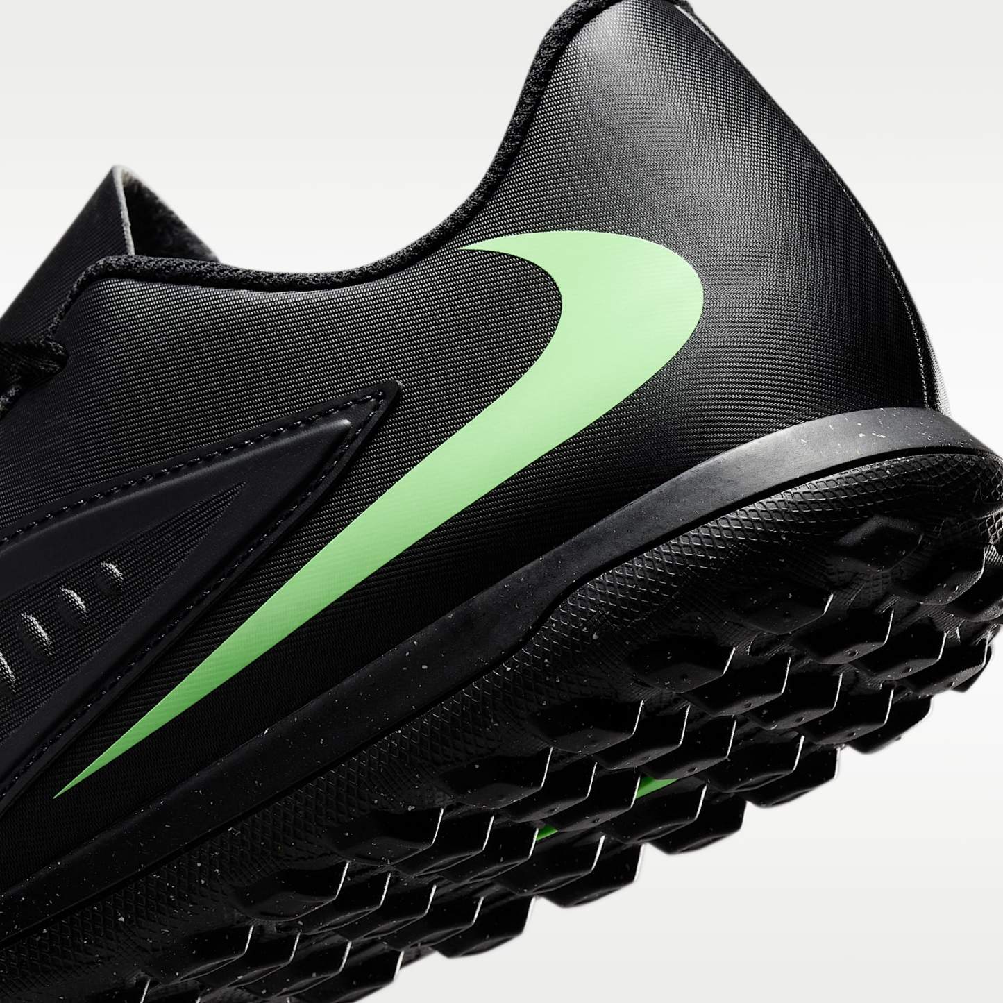 Nike Phantom 6 Low Club Fußballschuh für Turf – Schwarz/Schwarz/Illusion Green