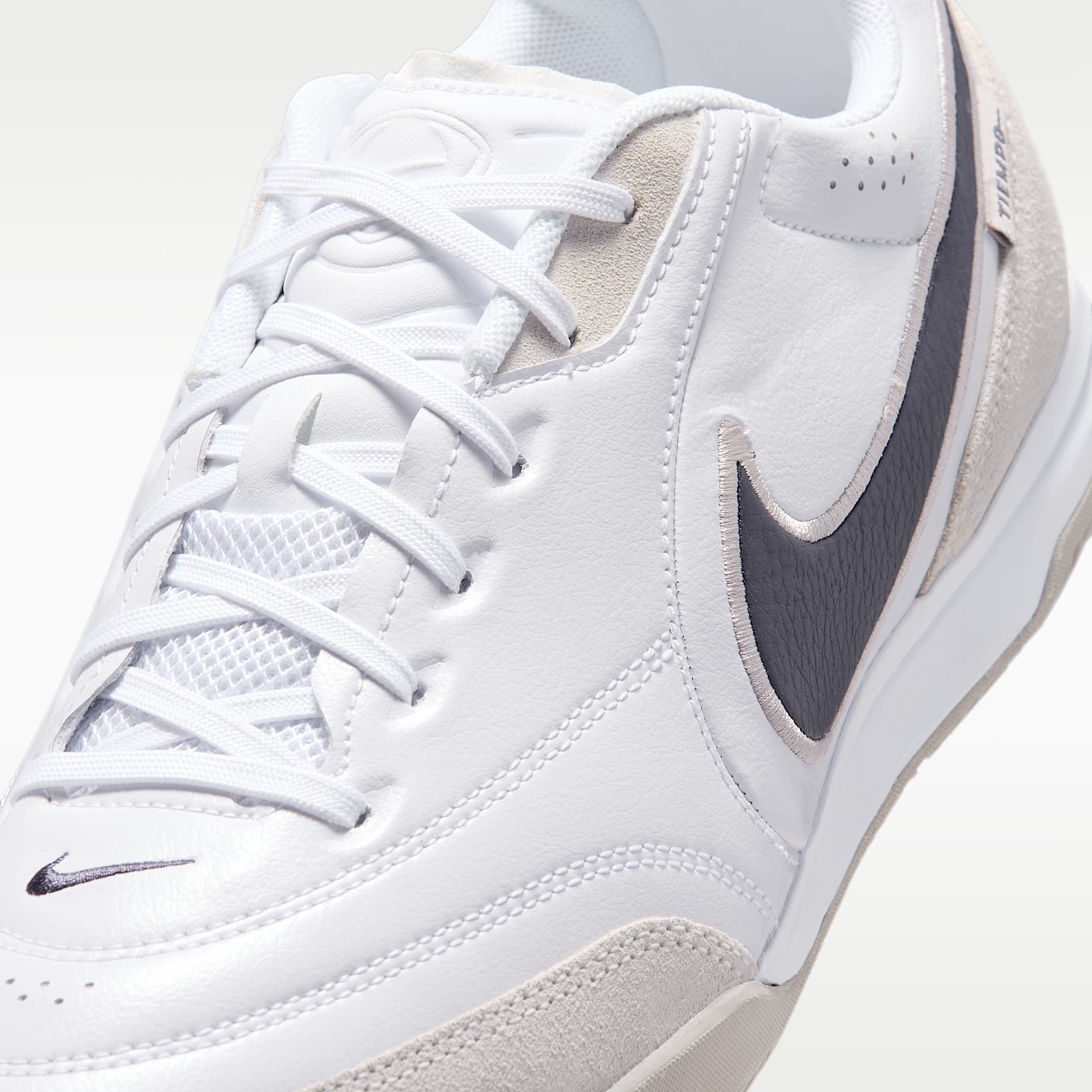 Nike Tiempo Streetgato Low-Top-Fußballschuh für Hallen- und Hartplätze – Weiß/Moon Particle/Gridiron