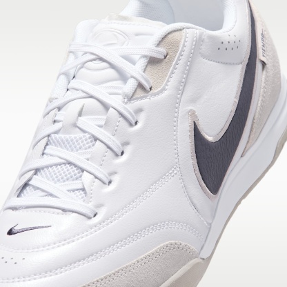 Nike Tiempo Streetgato Low-Top-Fußballschuh für Hallen- und Hartplätze – Weiß/Moon Particle/Gridiron