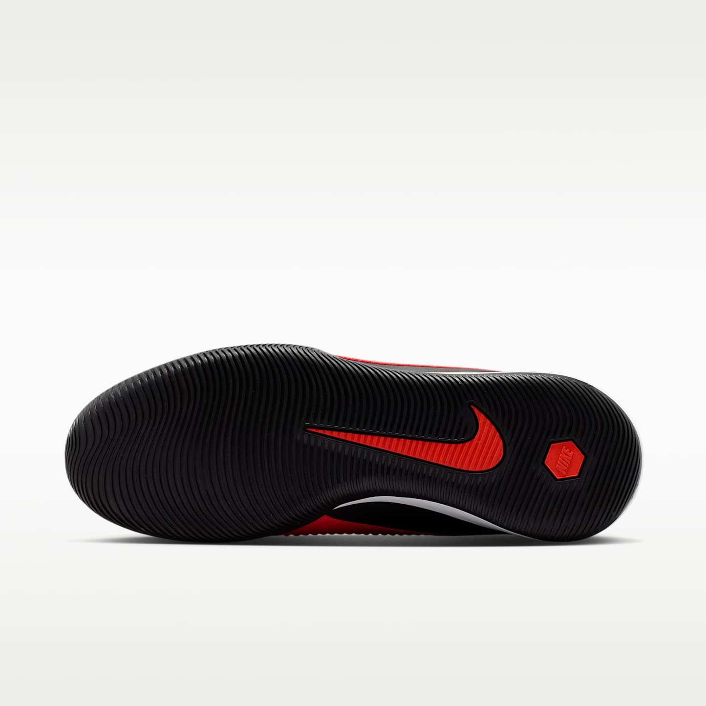 Nike Phantom 6 Low Academy Fußballschuh für Hallen- und Hartplätze – Bright Crimson/Schwarz/Blur