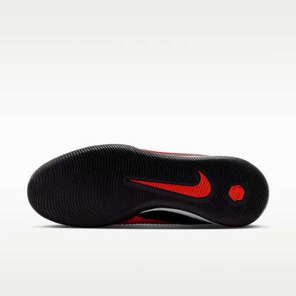Nike Phantom 6 Low Academy Fußballschuh für Hallen- und Hartplätze – Bright Crimson/Schwarz/Blur