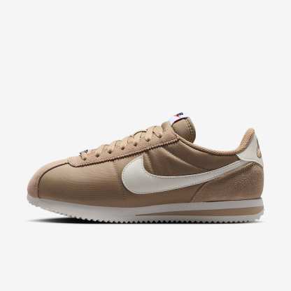 Nike Cortez Textile Schuh (Damen) – British Khaki/Schwarz/Safety Orange/Sail