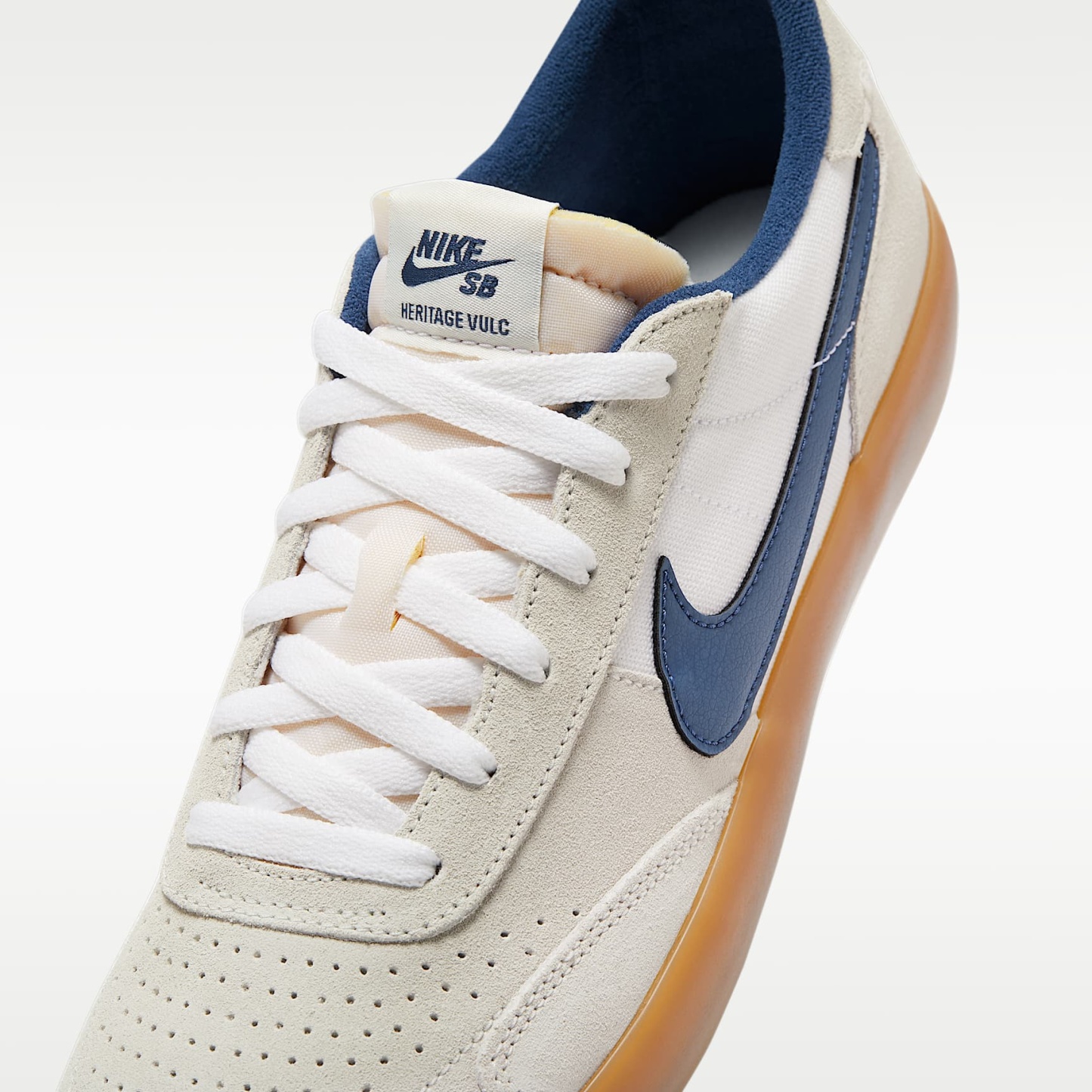 Nike SB Heritage Vulc Skateboardschuh – Summit White/Weiß/Gum Light Brown/Marineblau