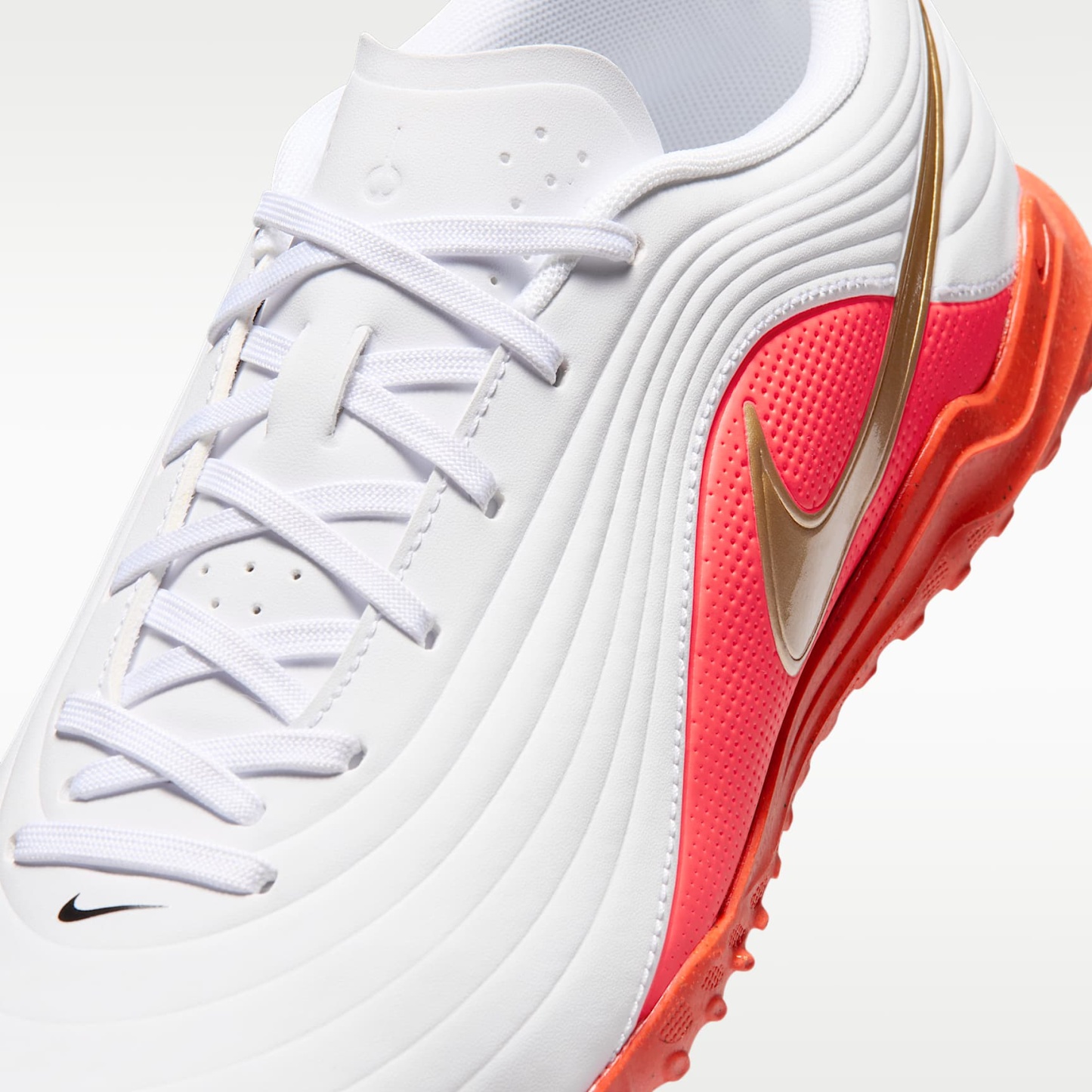 Nike Tiempo Maestro Club Low-Top-Fußballschuh für Turf – Weiß/Bright Crimson/Blur