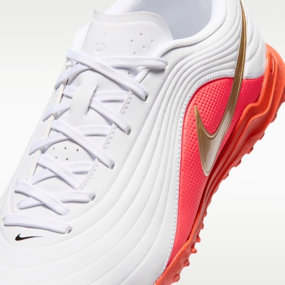 Nike Tiempo Maestro Club Low-Top-Fußballschuh für Turf – Weiß/Bright Crimson/Blur