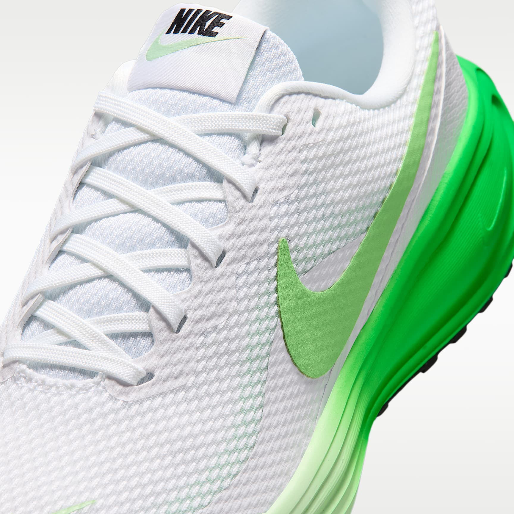 Nike Revolution 8 Straßenlaufschuh (Damen) – Weiß/Cucumber Calm/Green Spark/Illusion Green