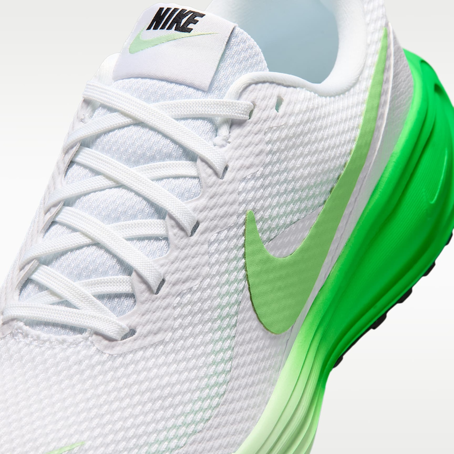 Nike Revolution 8 Straßenlaufschuh (Damen) – Weiß/Cucumber Calm/Green Spark/Illusion Green
