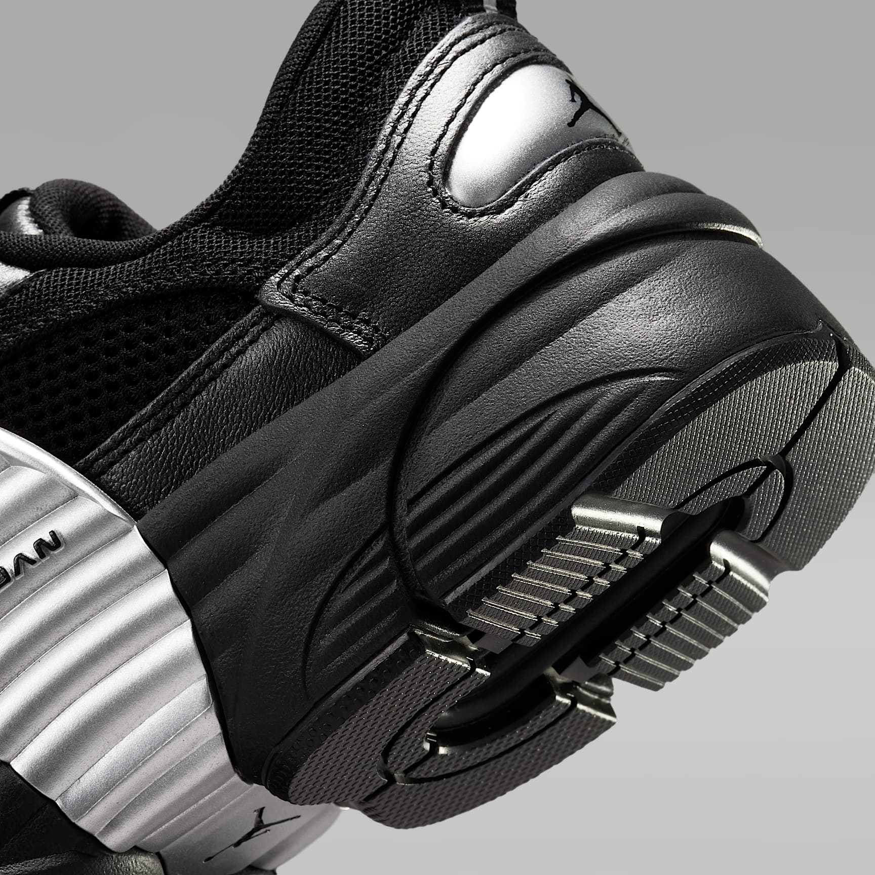 Jordan Trunner O/S Damenschuhe – Schwarz/Schwarz/Schwarz/Metallic Silver