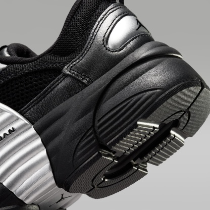 Jordan Trunner O/S Damenschuhe – Schwarz/Schwarz/Schwarz/Metallic Silver