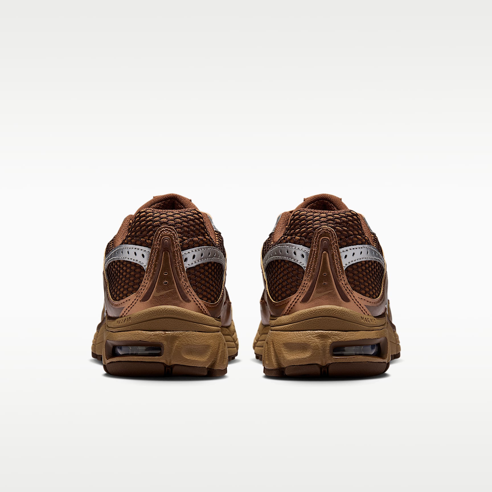 Nike Air Max Moto 2K Schuh mit reflektierenden Akzenten (Damen) – Light British Tan/Cacao Wow/Metallic Silver/Dark Driftwood