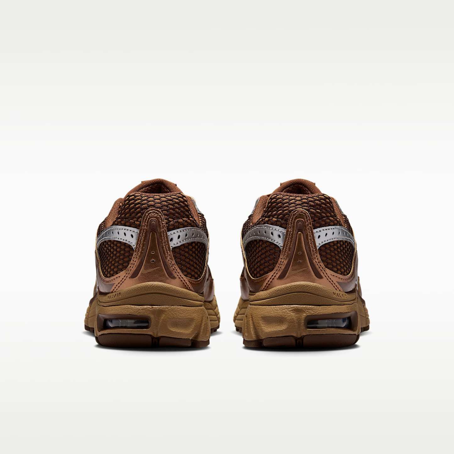 Nike Air Max Moto 2K Schuh mit reflektierenden Akzenten (Damen) – Light British Tan/Cacao Wow/Metallic Silver/Dark Driftwood