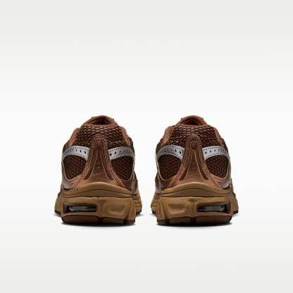 Nike Air Max Moto 2K Schuh mit reflektierenden Akzenten (Damen) – Light British Tan/Cacao Wow/Metallic Silver/Dark Driftwood