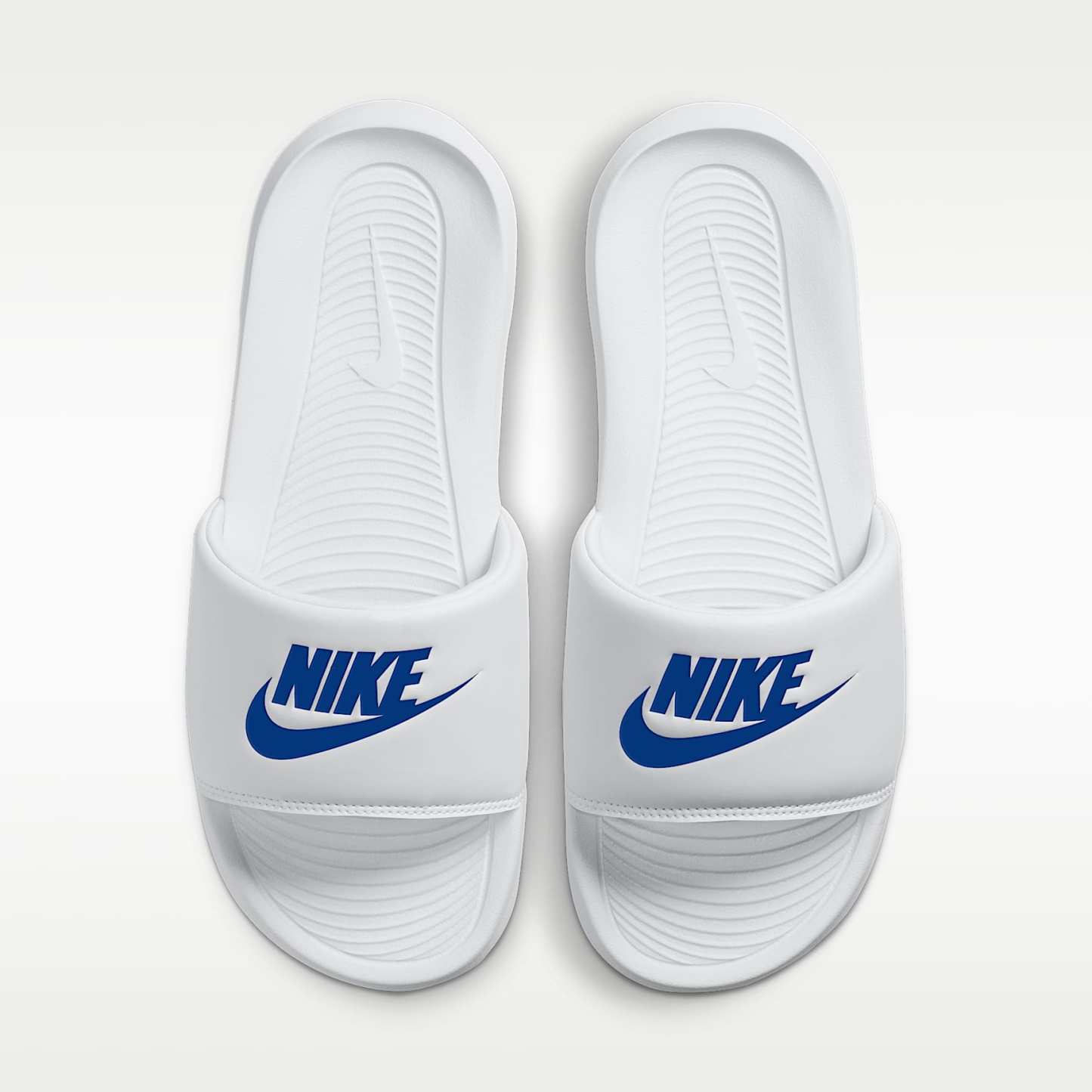 Nike Victori One Slides (Herren) – Weiß/Weiß/Game Royal