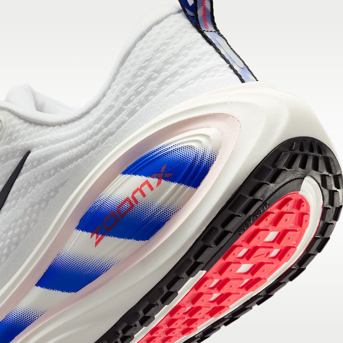 Nike Vomero Plus Straßenlaufschuh (Herren) – Weiß/Racer Blue/Bright Crimson/Schwarz