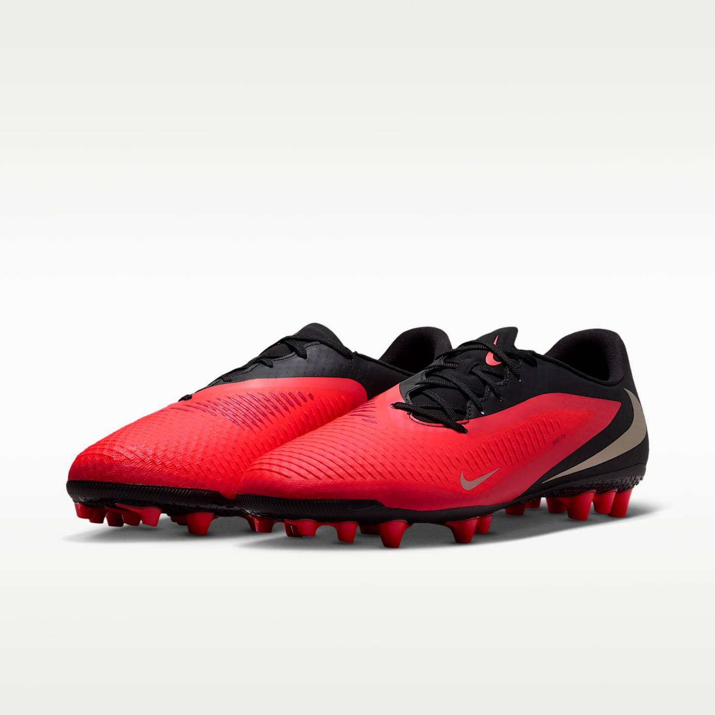 Nike Phantom 6 Low Academy Fußballschuh für Kunstrasen – Bright Crimson/Schwarz/Blur