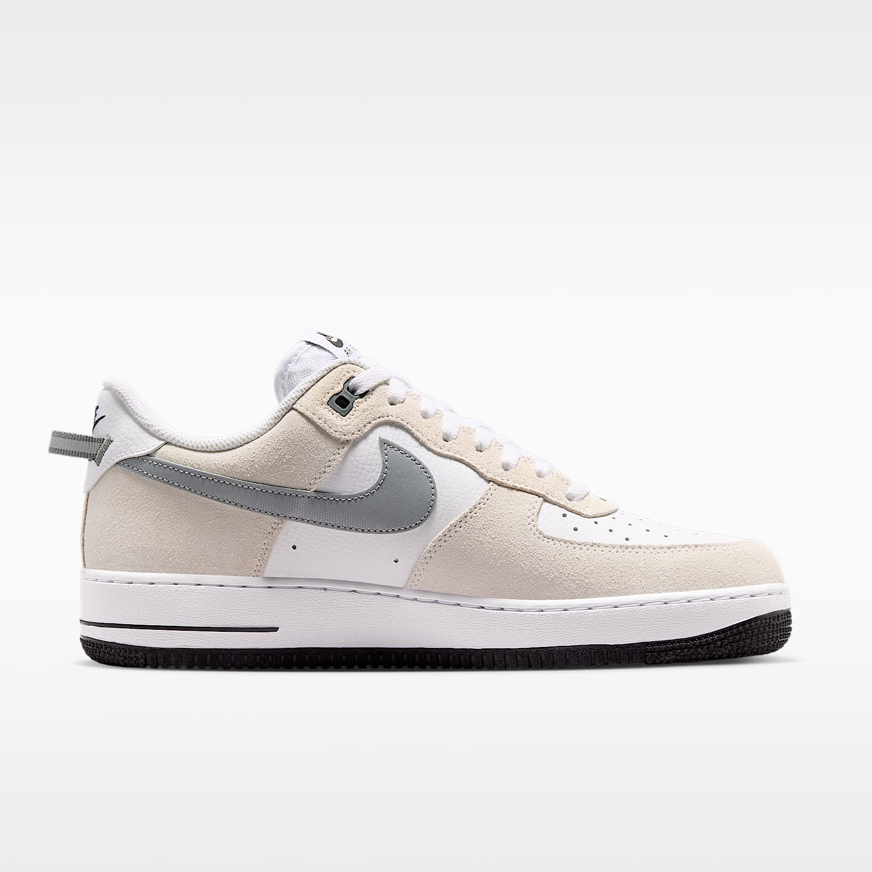 Nike Air Force 1 '07 LV8 Schuh (Herren) – Weiß/Schwarz/Cool Grey/Metallic Cool Grey
