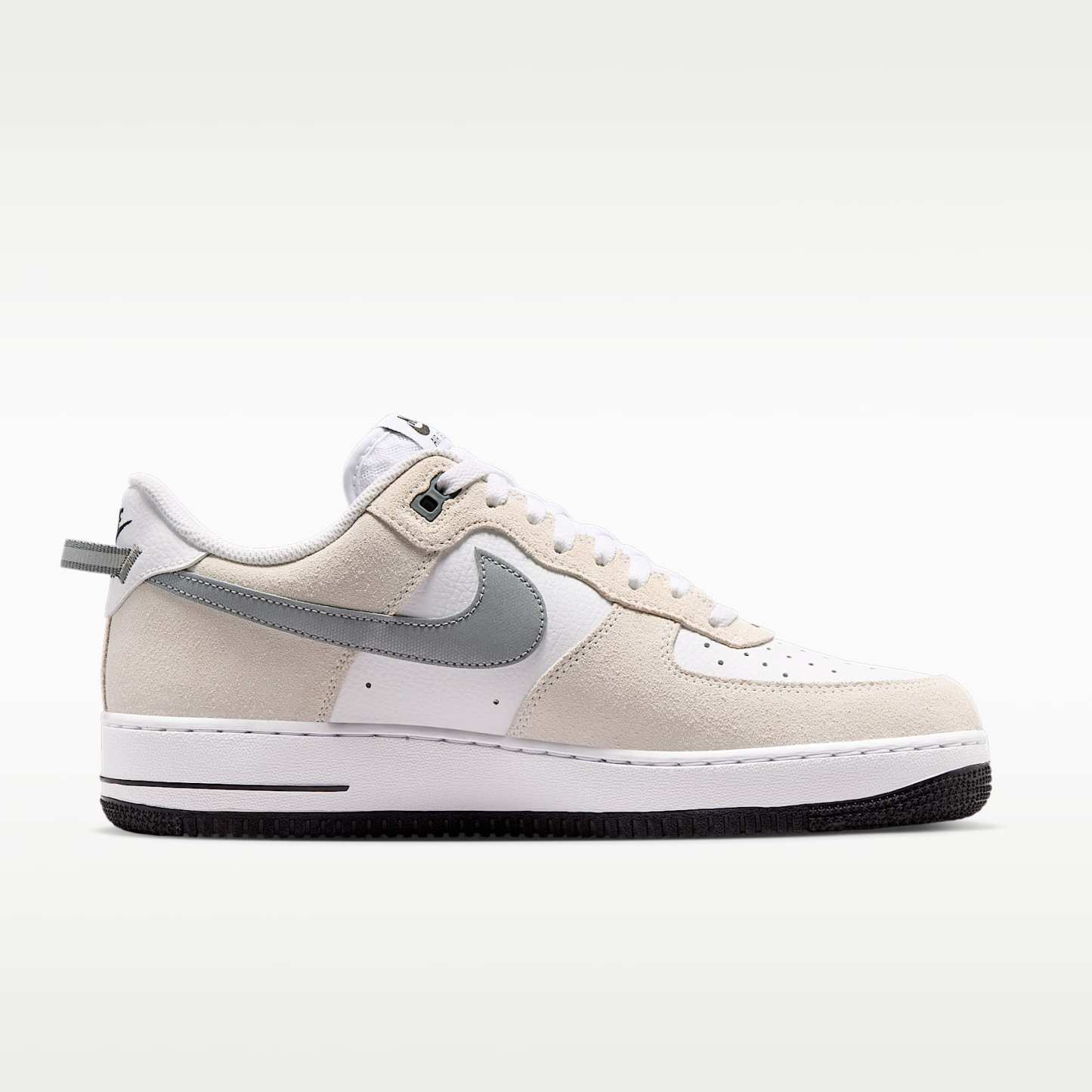 Nike Air Force 1 '07 LV8 Schuh (Herren) – Weiß/Schwarz/Cool Grey/Metallic Cool Grey