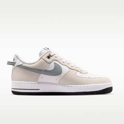 Nike Air Force 1 '07 LV8 Schuh (Herren) – Weiß/Schwarz/Cool Grey/Metallic Cool Grey