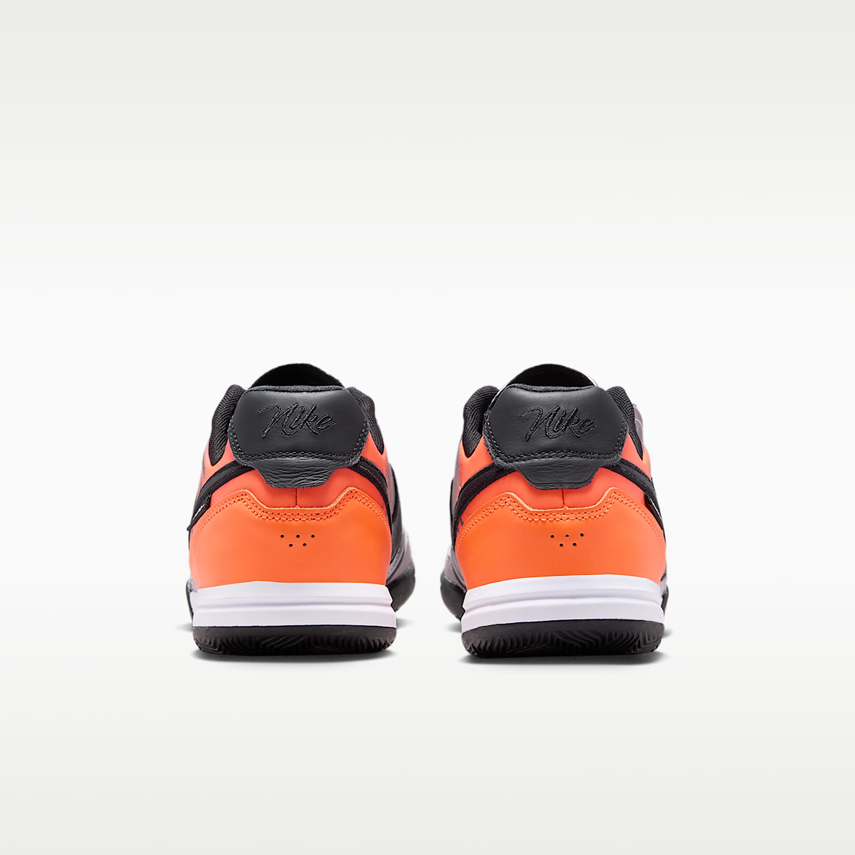 Nike Tiempo Streetgato PRM Heritage Low-Top-Fußballschuh für Hallen- und Hartplätze – Bleached Lilac/Total Orange/Schwarz