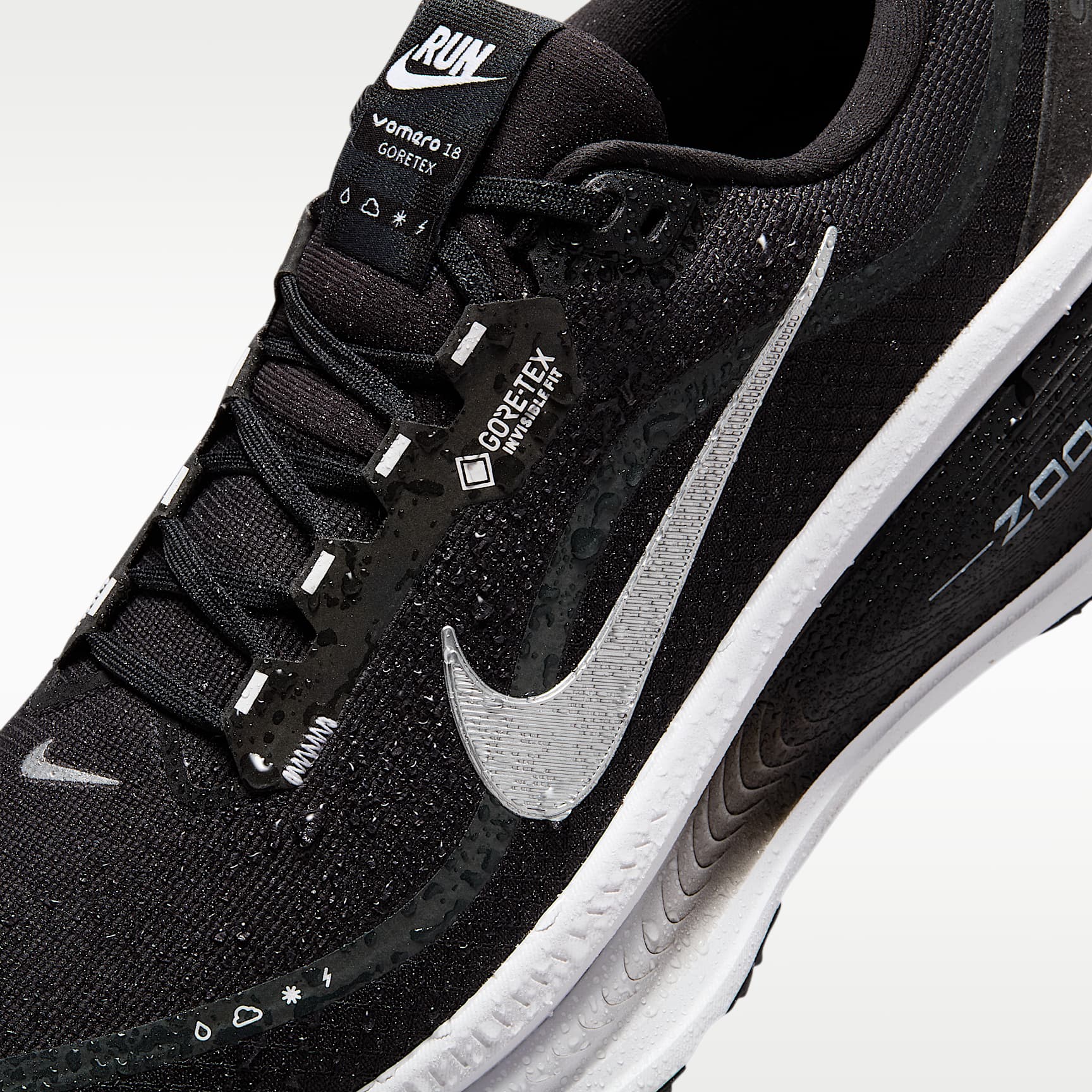 Nike Vomero 18 GORE-TEX wasserdichter Straßenlaufschuh mit reflektierenden Akzenten (Herren) – Schwarz/Anthracite/Weiß/Metallic Silver