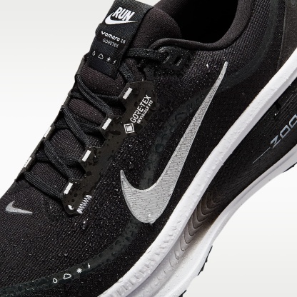 Nike Vomero 18 GORE-TEX wasserdichter Straßenlaufschuh mit reflektierenden Akzenten (Herren) – Schwarz/Anthracite/Weiß/Metallic Silver
