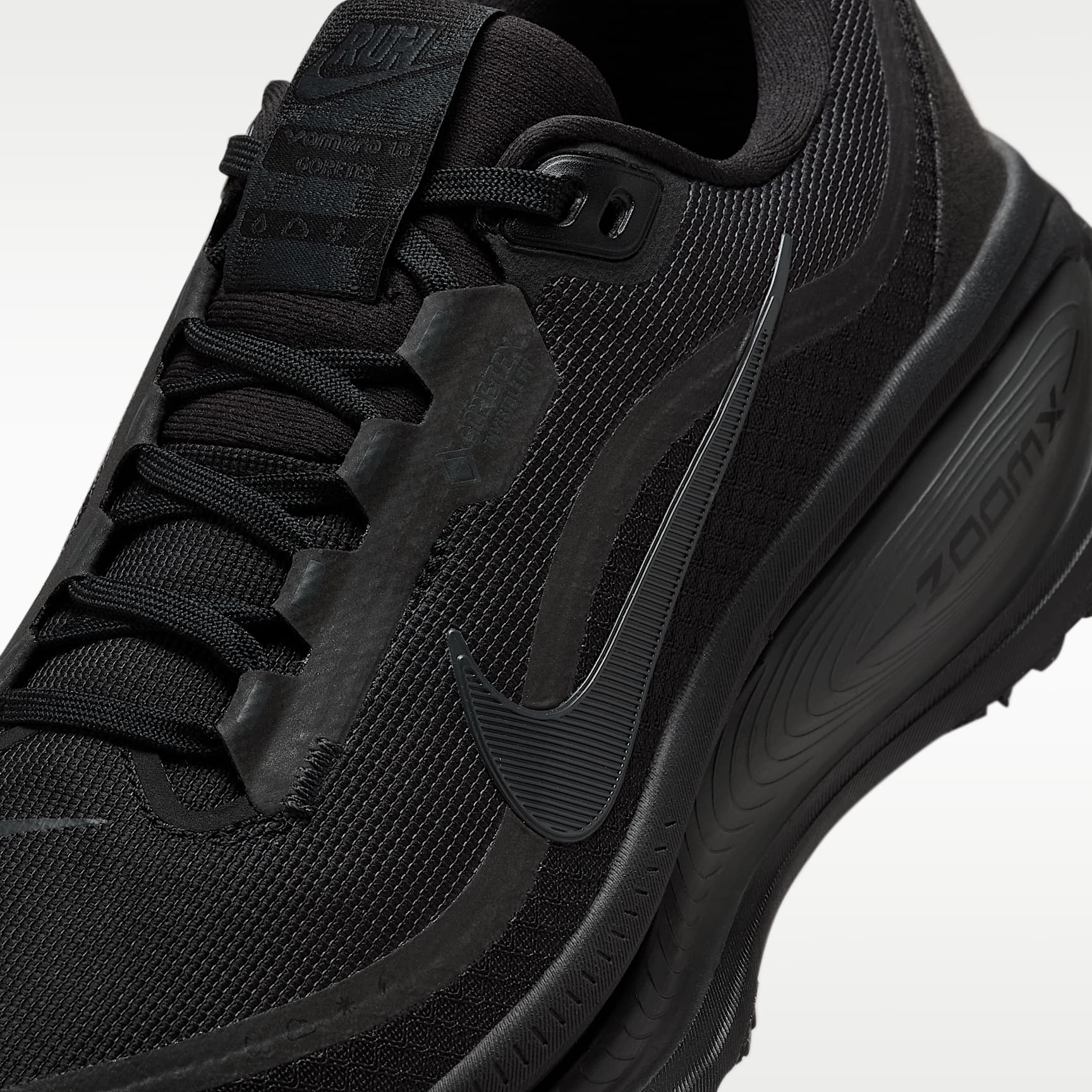 Nike Vomero 18 GORE-TEX Wasserdichter Straßenlaufschuh mit reflektierenden Designakzenten (Damen) – Schwarz/Anthracite
