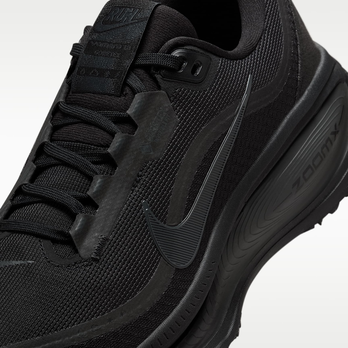 Nike Vomero 18 GORE-TEX Wasserdichter Straßenlaufschuh mit reflektierenden Designakzenten (Damen) – Schwarz/Anthracite
