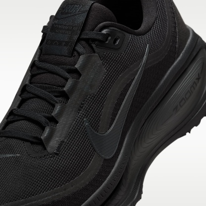 Nike Vomero 18 GORE-TEX Wasserdichter Straßenlaufschuh mit reflektierenden Designakzenten (Damen) – Schwarz/Anthracite