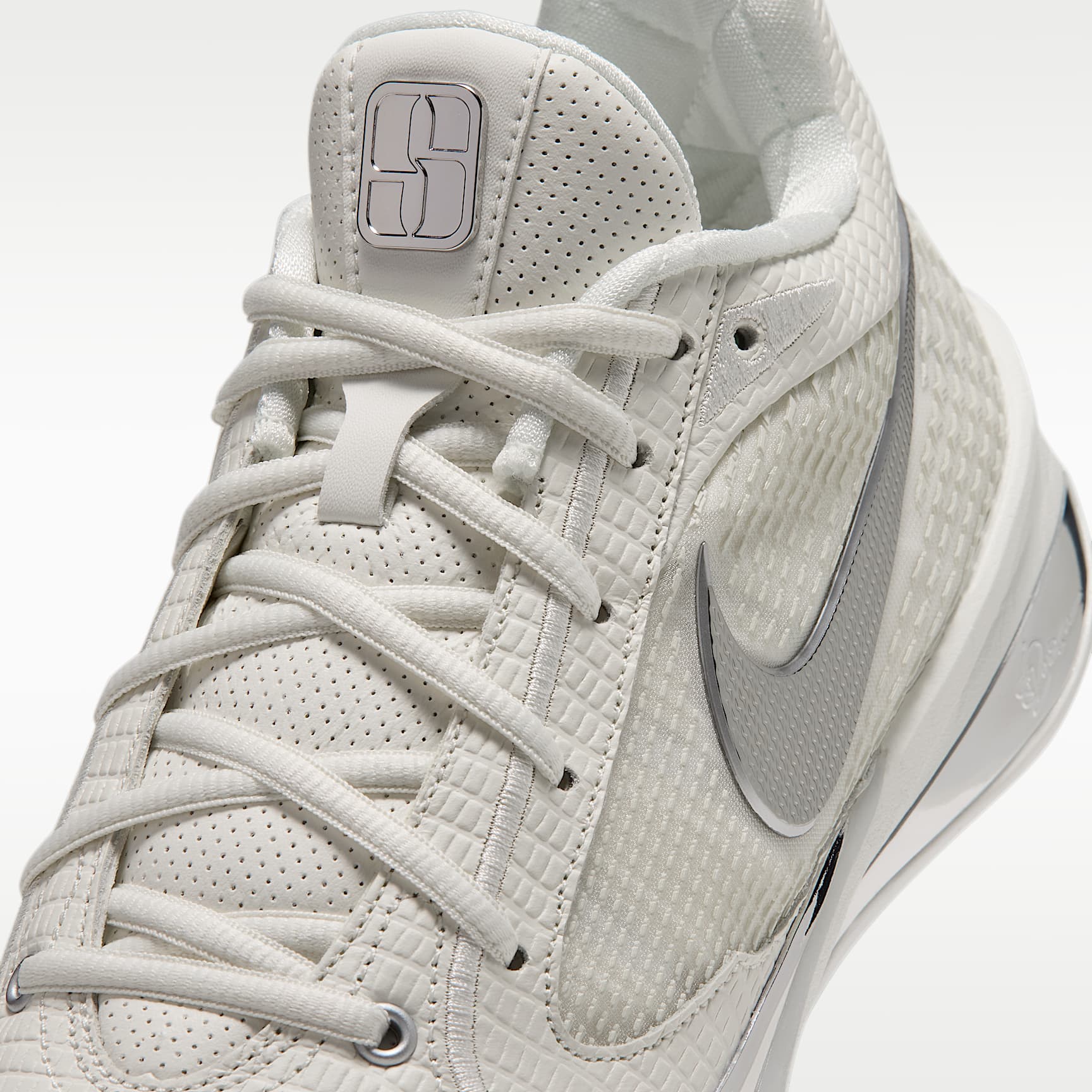 Sabrina 4 "White Label LX" Basketballschuhe – Sail/Sail/Metallic Silver