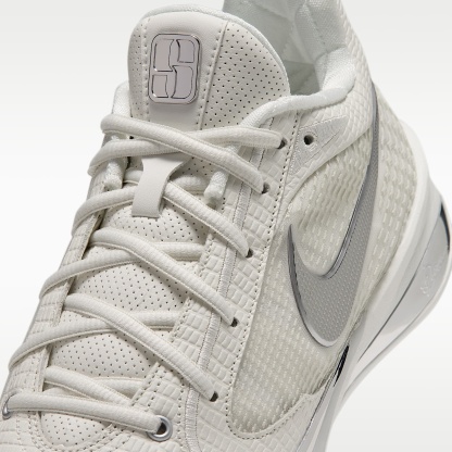 Sabrina 4 "White Label LX" Basketballschuhe – Sail/Sail/Metallic Silver